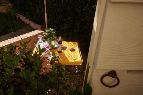 an overhead view of a table with flowers on it at I Casaloni in Panzano