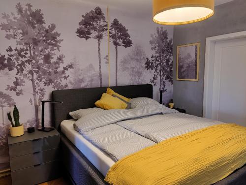 um quarto com uma cama grande e um cobertor amarelo em Inn66 em Amecke