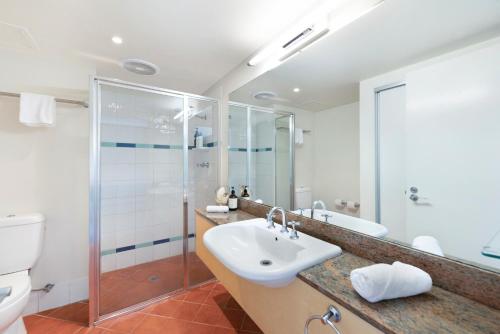 Baðherbergi á Exclusive Resort-style Living with Balcony & Pool
