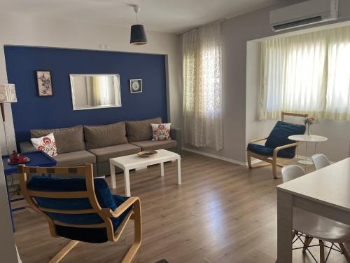 un salon avec un canapé et une table dans l'établissement Deka Evleri, à Izmir