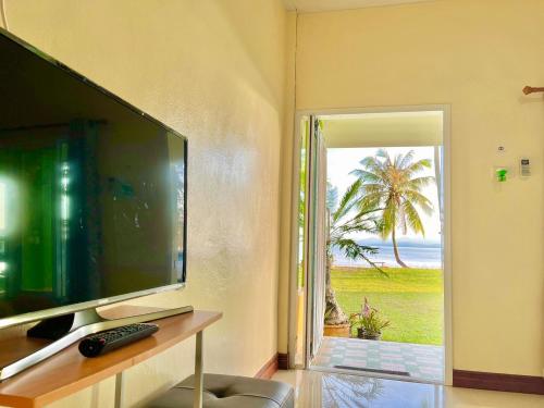 Habitación con TV y puerta a la playa en Ava Beach Pakbara en Ban Pak Ba Ra