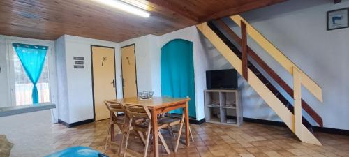 - une salle à manger avec une table et des chaises en bois dans l'établissement Gite la Capelle Roquefort des Corbières Sigean Narbonne Aude, à Roquefort-des-Corbières