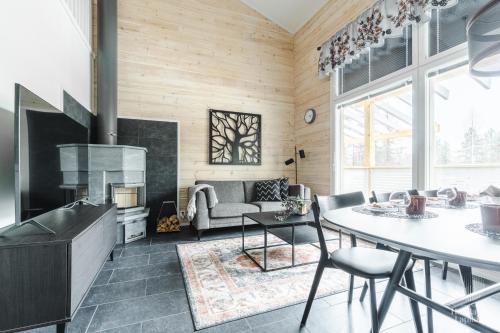 een woonkamer met een tafel en een bank bij Holiday in Lapland - Levihovi 6C in Levi