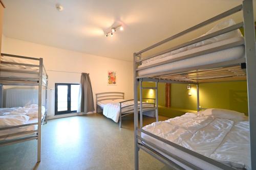 Katil dua tingkat atau katil-katil dua tingkat dalam bilik di Chez Robert