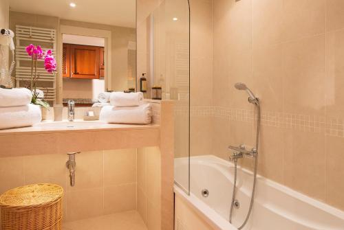 La salle de bains est pourvue d'une douche, d'un lavabo et d'une baignoire. dans l'établissement Villa d'Estelle, à Cannes