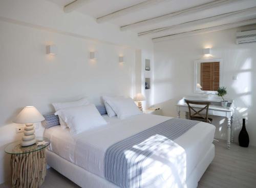 una camera bianca con un grande letto e una scrivania di FLORIDA HOTEL-Breakfast, ADULTS only a Città di Rodi