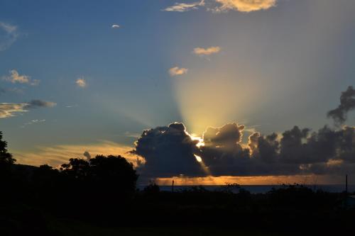 Amanecer o atardecer desde la casa vacacional o alrededores