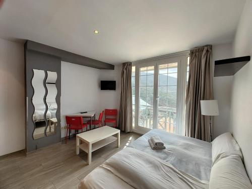 1 dormitorio con 1 cama y 1 mesa con sillas en Ski Plaza Sierra Nevada & Zona Baja, en Sierra Nevada