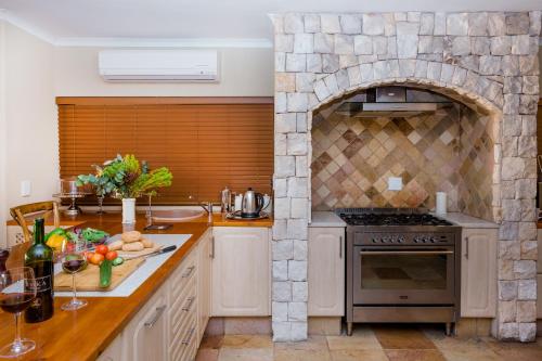 Η κουζίνα ή μικρή κουζίνα στο Whale Waters Self Catering Gansbaai