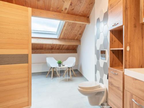 łazienka z toaletą i stołem w obiekcie Modern holiday home in Goirle with sauna w mieście Goirle