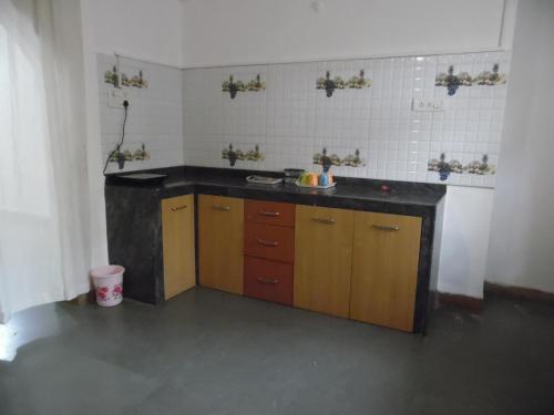 cocina con encimera y lavabo en una habitación en Lobos villa en Calangute