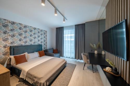 Habitación de hotel con cama y TV en Luxury Sea On Studio en Mamaia Nord – Năvodari