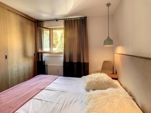 ヴェルビエにあるVert Pré 12のベッドルーム1室(白いシーツ付きのベッド1台、窓付)