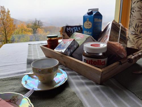 una mesa con una bandeja de comida y una taza de café en Nature Homestay, en Trenčín