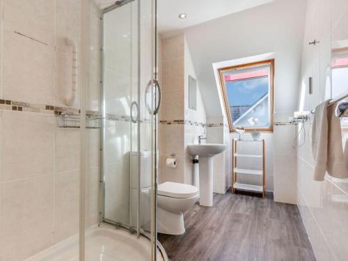 a bathroom with a toilet and a glass shower at Am Bruadar in Dalmally