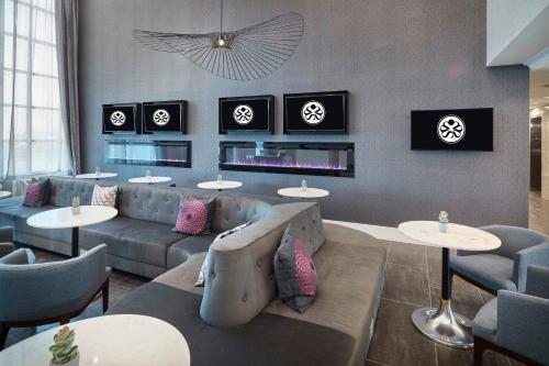 Posezení v ubytování Sandman Signature Plano-Frisco Hotel