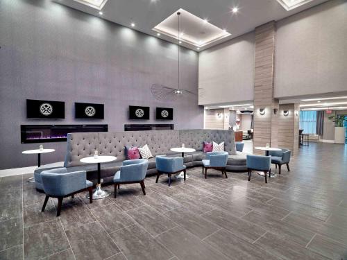 Posezení v ubytování Sandman Signature Plano-Frisco Hotel