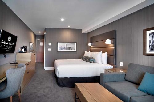 ein Hotelzimmer mit einem Bett und einem Sofa in der Unterkunft Sandman Signature Plano-Frisco Hotel in Plano