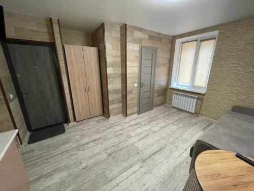 um quarto vazio com pisos e armários de madeira em Смарт-квартира біля озера em Vinnytsya