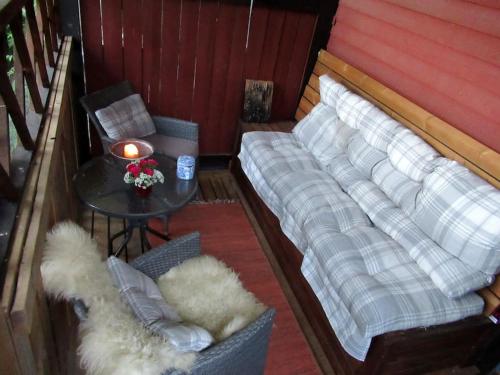 的住宿－Tampere, Teisko , Näsijärven rannalla，客房设有两张床和一张桌子,配有一张桌子。