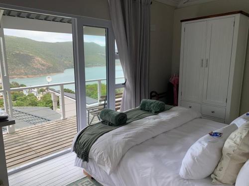 Schlafzimmer mit einem Bett und Blick auf einen Balkon in der Unterkunft Knysna Heads Private Suite in Knysna