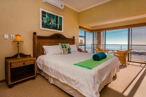 Ένα ή περισσότερα κρεβάτια σε δωμάτιο στο Whale Waters Self Catering Gansbaai