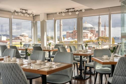 Un restaurante o sitio para comer en Adamar Hotel-Special Category