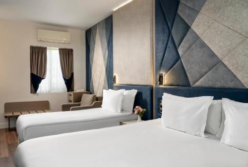 イスタンブールにあるアダマル ホテルのホテルルーム ベッド2台&椅子付