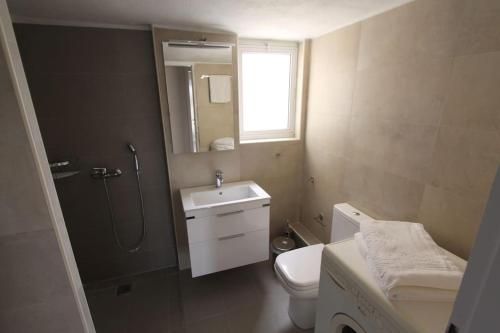 Kúpeľňa v ubytovaní IRIDA 2Br Apartment with amazing sea view.