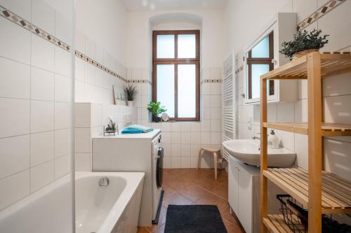 ein Badezimmer mit einer Badewanne und einem Waschbecken in der Unterkunft Große Altstadtwohnung im Zentrum, mit Balkon, TOP Lage, 4 Schlafplätzen in Magdeburg