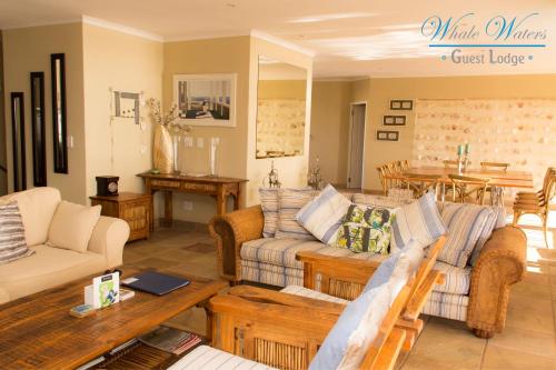 Χώρος καθιστικού στο Whale Waters Self Catering Gansbaai