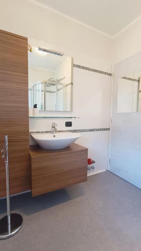 a bathroom with a sink and a mirror at La CRI Bed & Breakfast in Giustino