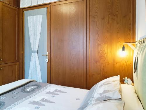 a bedroom with a bed and a wooden wall at La CRI Bed & Breakfast in Giustino