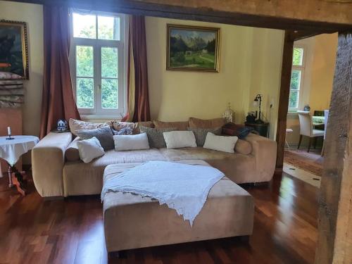 uma sala de estar com um sofá e uma mesa em Stilvolles großes Ferienhaus mit Garten em Mittelhof