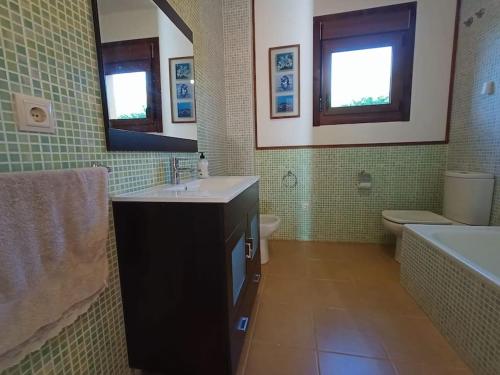 La salle de bains est pourvue d'un lavabo, de toilettes et d'une baignoire. dans l'établissement Bandos, refugio natural, à Cines