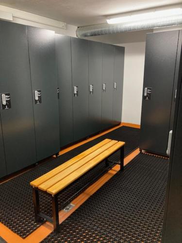 a locker room with a wooden bench in it at Gerlitzen Ferienappartement Paul im Ski- und Wandergebiet, Kanzelhöhe, Ossiacher See in Deutschberg