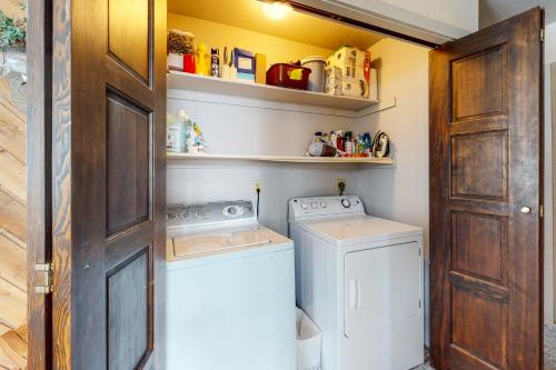 - une petite buanderie avec un lave-linge et un sèche-linge dans l'établissement Stone Creek Lodge, à Avon