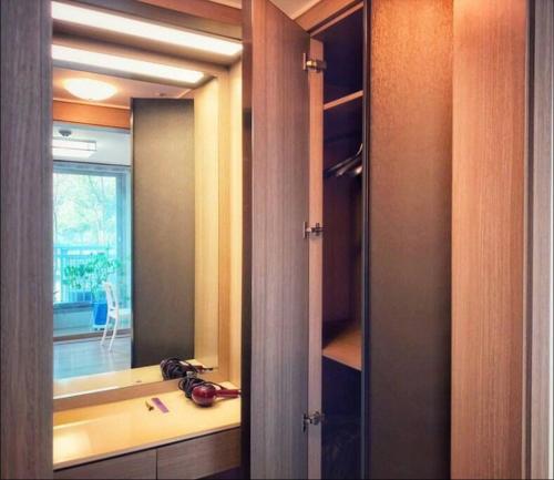 uma porta aberta para uma cozinha com um espelho em Tranquilo paradise em Seul