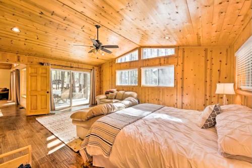 Pinetop Retreat في Indian Pine: غرفة نوم بسرير واريكة في غرفة