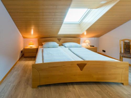 - une chambre avec un grand lit et une lucarne dans l'établissement Ferienwohnung Christel Lorenz, à Merzig