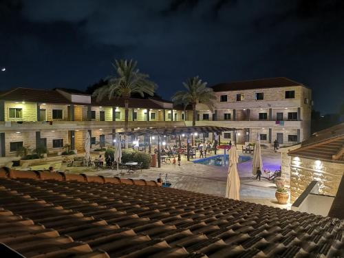 um resort com piscina à noite em Bab Al Shams Resort em Jericó