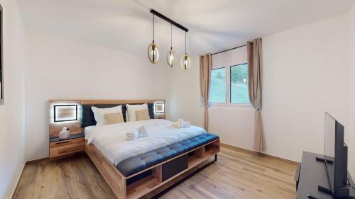 Säng eller sängar i ett rum på Spacious apartment - beautiful terrace with view