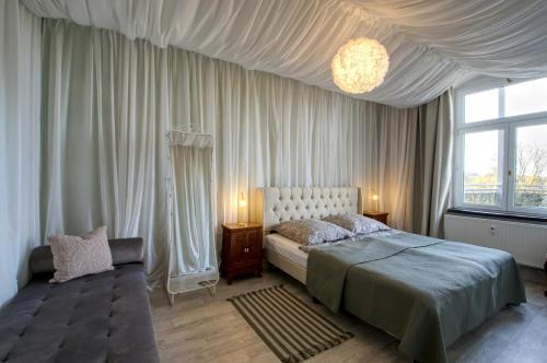 A bed or beds in a room at Ferienwohnung Herrenzimmer mit Kamin und Terrasse