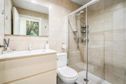 y baño con ducha, aseo y lavamanos. en Apartamento en excelente ubicación, centro de Barcelona, en Barcelona