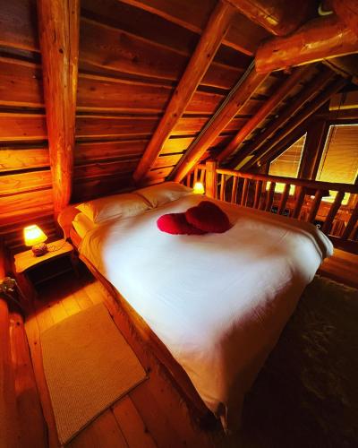 a bed in a room in a cabin at Kuća za odmor “Mita” in Sveti Martin na Muri