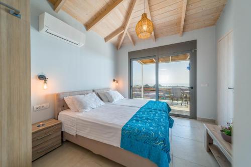 ein Schlafzimmer mit einem großen Bett und einem großen Fenster in der Unterkunft Sea Forever Holiday Home in Ratzaklíon