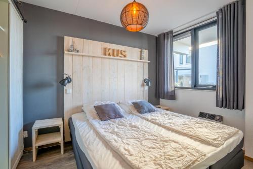 um quarto com uma cama grande num quarto em Appartementencomplex Juliana 48 em De Koog