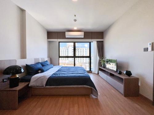 Giường trong phòng chung tại 市中心Sky River无边泳池97平方温馨家庭房山景房有停车位 三房两卫 近夜市古城 年终大促