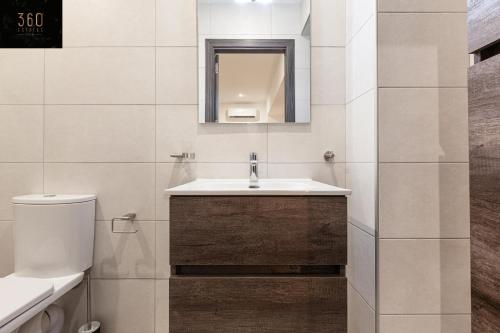 uma casa de banho com um lavatório e um WC em Lovely Modern Large Spacious Home with 7BR & WIFI by 360 Estates em Msida