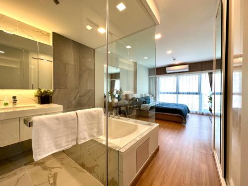 Ảnh trong thư viện ảnh của 市中心Sky River无边泳池97平方温馨家庭房山景房有停车位 三房两卫 近夜市古城 年终大促 ở Chiang Mai